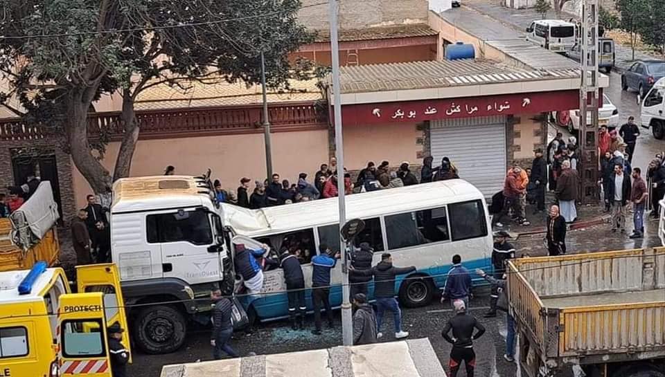 Mascara : 12 blessés légers après une collision bus-camion