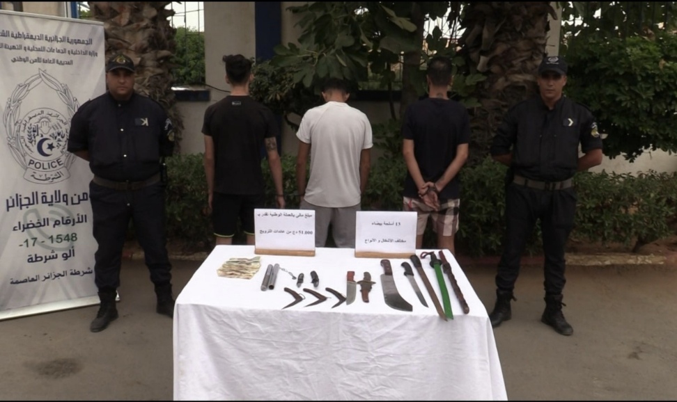 Police d’Alger : Démantèlement d’un gang de quartier et saisie d’armes blanches